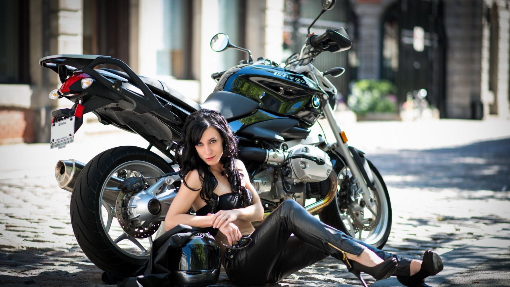 Fresh photos, fresh mood — European women on bikes online in Qingdao