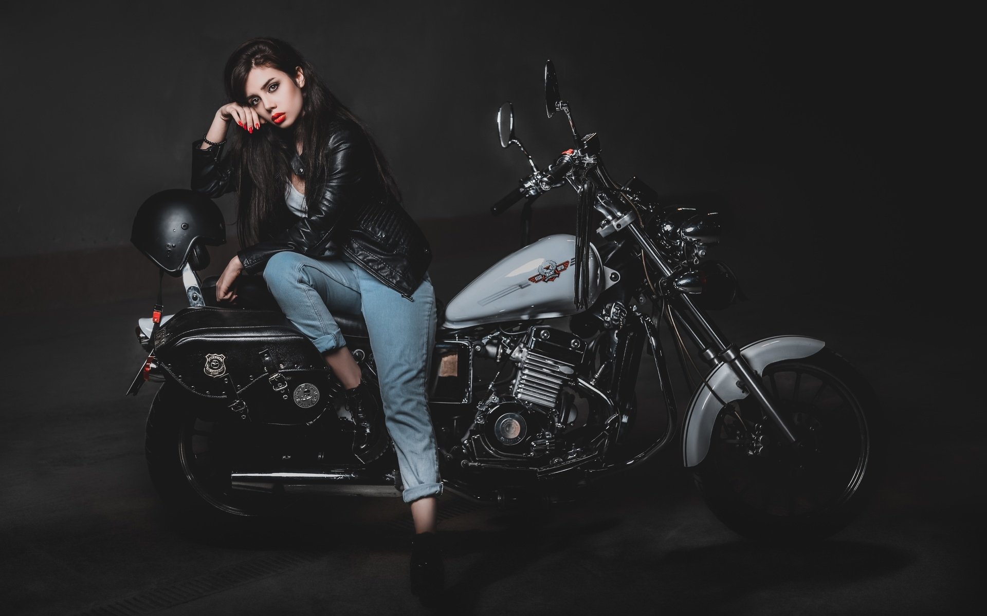 Biker girls: style and drive brings the glow — live moments in Qingdao