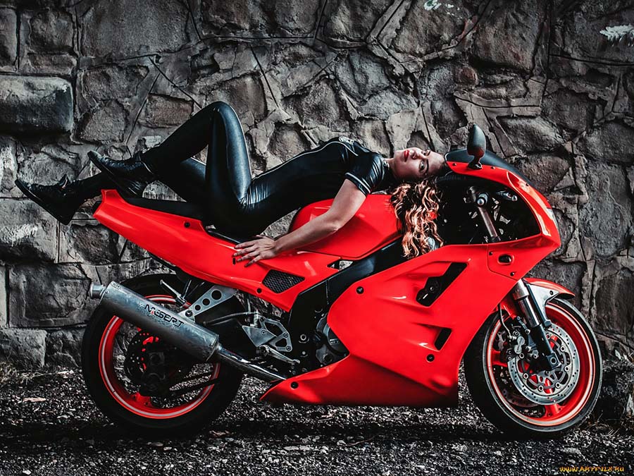 Beautiful girl Beautiful girls and motorcycles in Qingdao