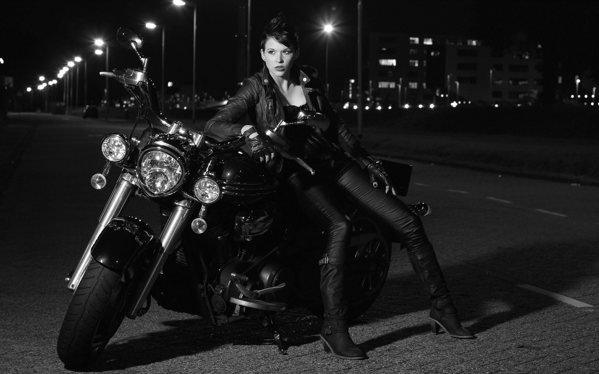 Photo Beautiful girls and motorcycles in Qingdao