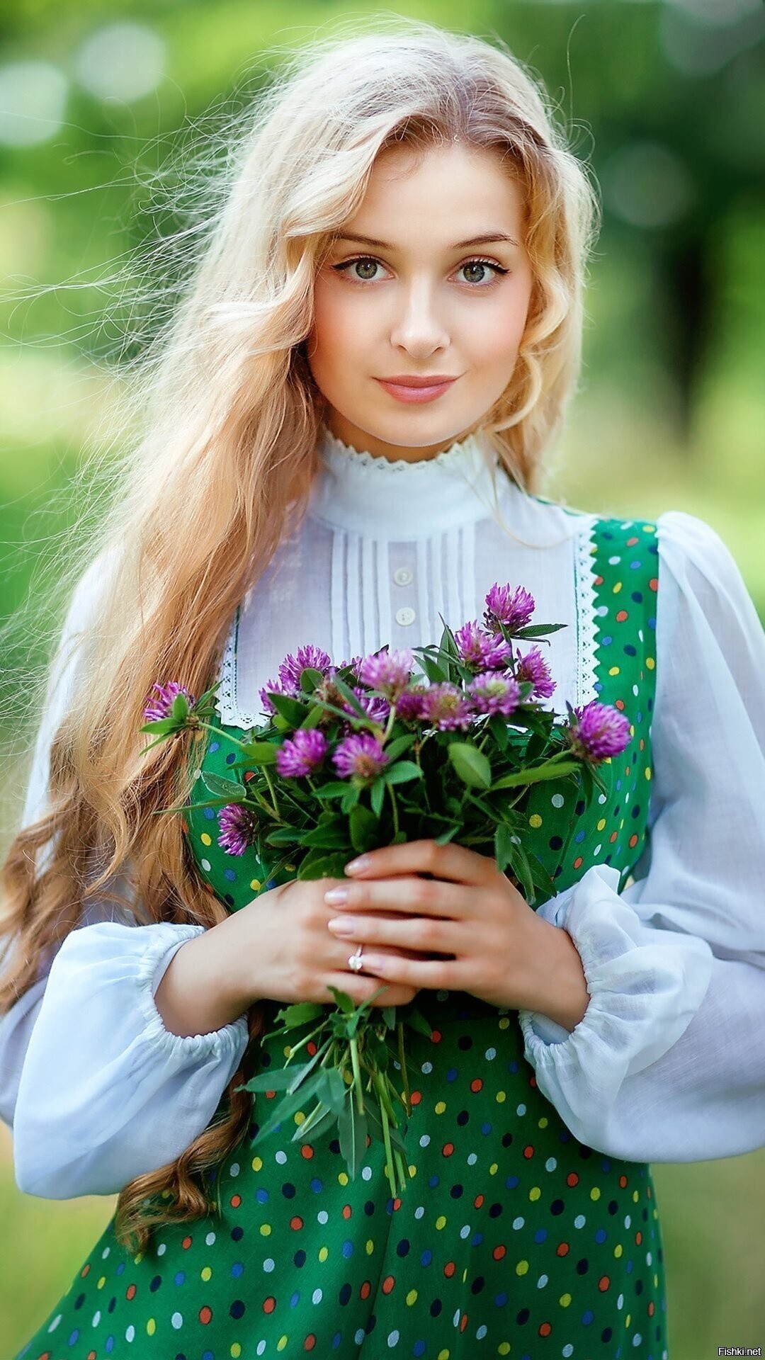 Girls in Slavic costumes in Qingdao